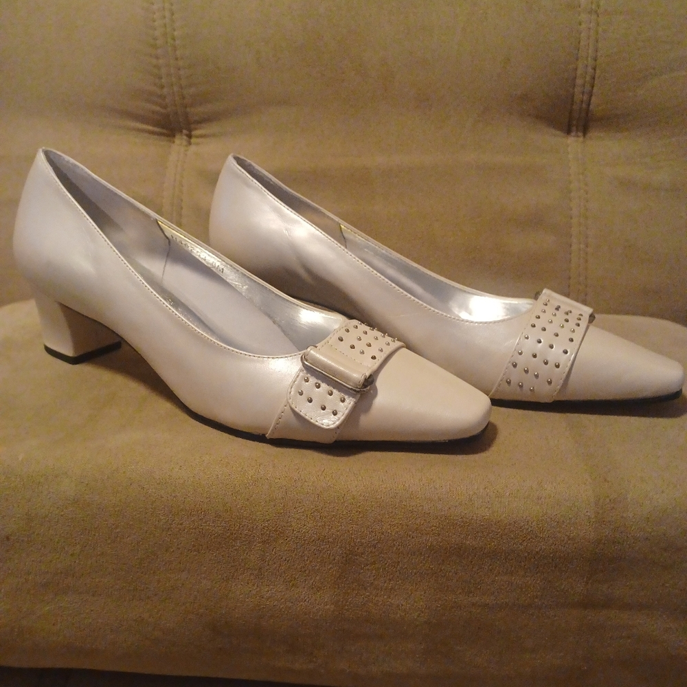 Ros Hommerson pearl heals size 8